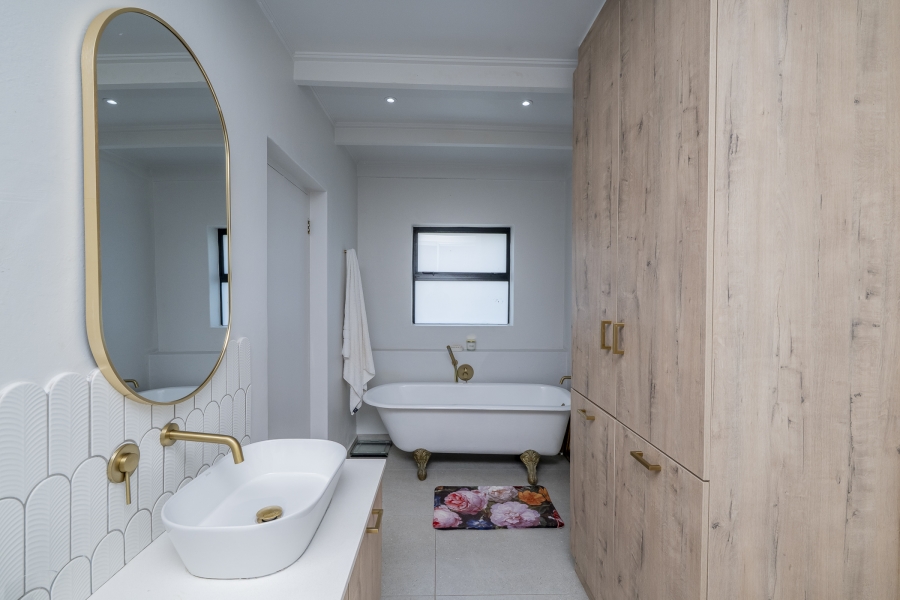 4 Bedroom Property for Sale in Hoog En Droog Western Cape